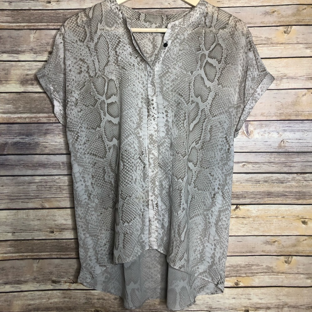 Tahari Gray Snakeskin Top Shortsleeved M